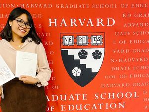 Dibully Saat Kecil, Alumni UI Waitatiri Sukses Bikin Buku yang Jadi Bahan Ajar Harvard Dibully Saat Kecil, Alumni UI Waitatiri Sukses Bikin Buku yang Jadi Bahan Ajar Harvard