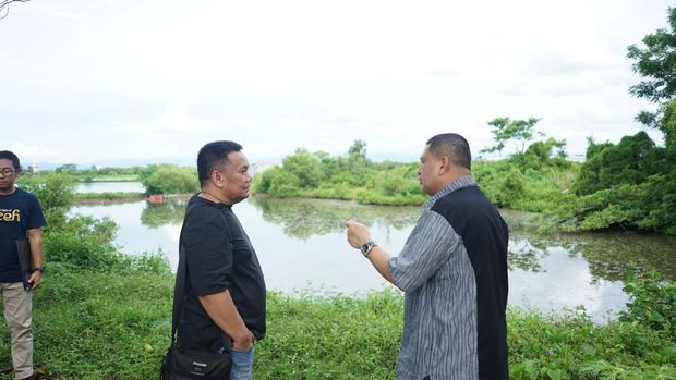 Walkot Makassar Munafri Arifuddin (Appi) meninjau lokasi pembangunan stadion di Untia bareng  Dirut Jakpro Iwan Takwin.