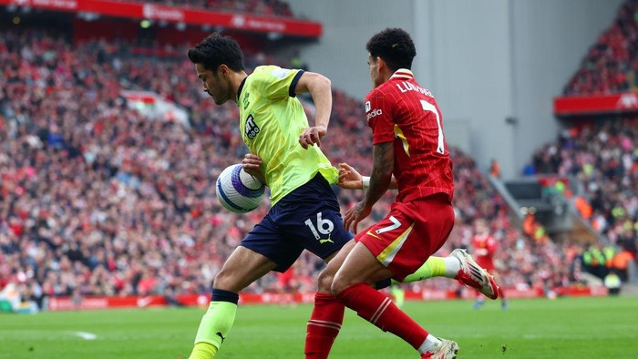 LIVERPOOL, ENGLAND - MARCH 08: Yukinari Sugawara of Southampton handles the ball for a penalty as Luis Diaz of Liverpool closes in during the Premier League match between Liverpool FC and Southampton FC at Anfield on March 08, 2025 in Liverpool, England. (Photo by Chris Brunskill/Fantasista/Getty Images)