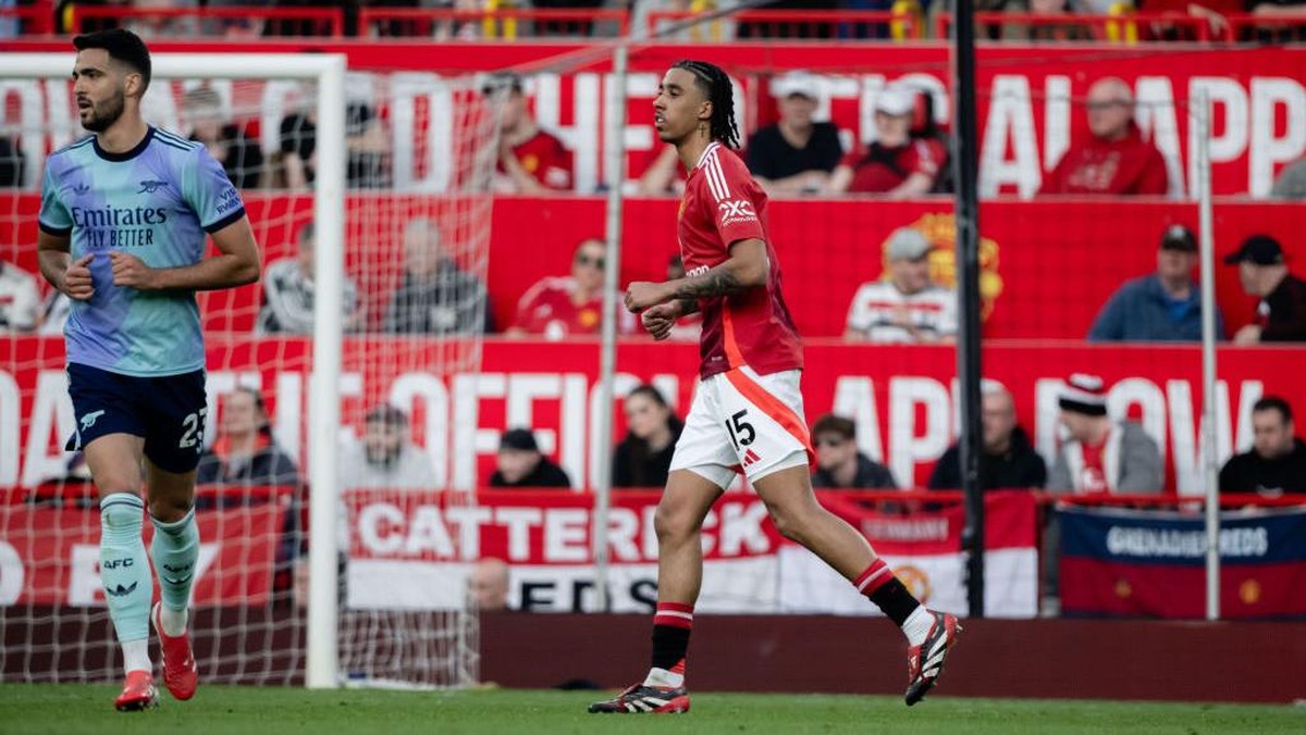 Leny Yoro antusias menghadapi Bournemouth. (Foto: Manchester United via Getty Imag/Ash Donelon)