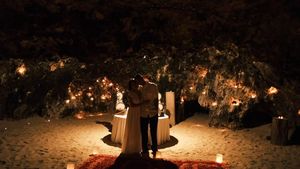 Mesra! Adam Rosyadi dan Agnez Mo saat Makan Malam Romantis