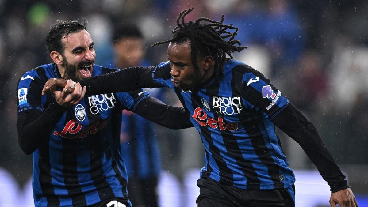 Ademola Lookman (kanan) merayakan golnya ke gawang Juventus bersama Davide Zappacosta. Foto: Getty Images/Image Photo Agency