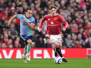 Sengit, Manchester United Vs Arsenal Berakhir 1-1 Sengit, Manchester United Vs Arsenal Berakhir 1-1