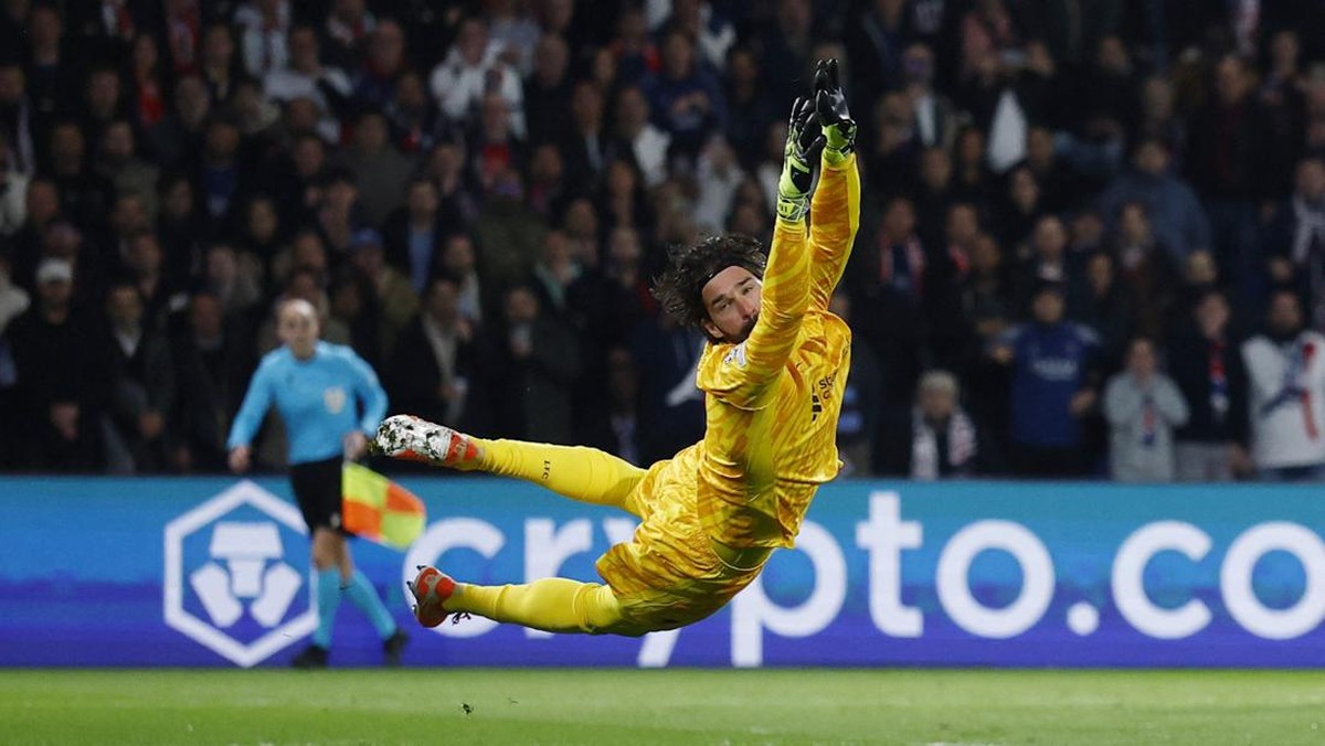 Alisson Becker pahlawan Liverpool di kandang PSG pekan lalu (REUTERS/Sarah Meyssonnier)