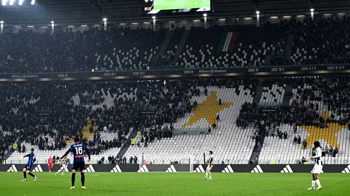 TURIN, ITALY - MARCH 09: Fans of Juventus go before the end of  the Serie match between Juventus and Atalanta at  on March 09, 2025 at Allianz Stadium in Turin, Italy. (Photo by Image Photo Agency/Getty Images)