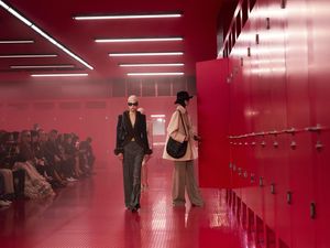 Valentino Gelar Fashion Show di Toilet Umum, Rilis Koleksi Intim nan Mewah Valentino Gelar Fashion Show di Toilet Umum, Rilis Koleksi Intim nan Mewah