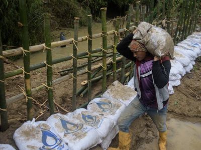 Antisipasi Banjir Susulan, Warga Cikaobandung Bikin Tanggul Sementara