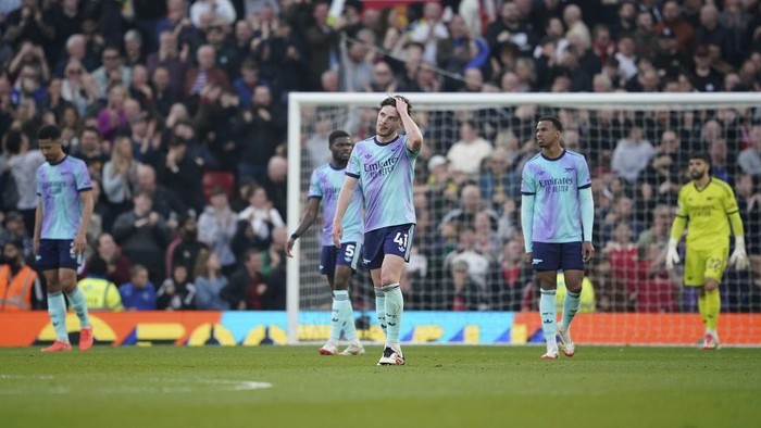 Arsenals Declan Rice, center, reacts after Manchester Uniteds Bruno Fernandes scoring the opening goal during the English Premier League soccer match between Manchester United and Arsenal at Old Trafford stadium in Manchester, England, Sunday, March 9, 2025. (AP Photo/Dave Thompson)
