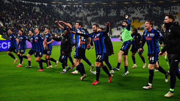 Soccer Football - Serie A - Juventus v Atalanta - Allianz Stadium, Turin, Italy - March 9, 2025 Atalantas Davide Zappacosta with teammates celebrate after the match REUTERS/Massimo Pinca