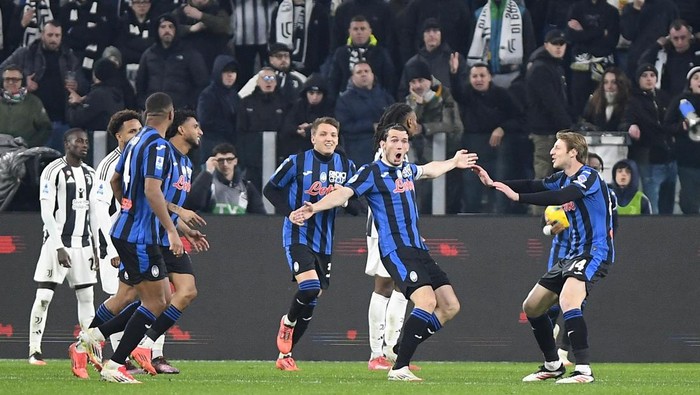 Soccer Football - Serie A - Juventus v Atalanta - Allianz Stadium, Turin, Italy - March 9, 2025 Atalantas Marten de Roon celebrates scoring their second goal with Mateo Retegui and Marco Brescianini REUTERS/Massimo Pinca