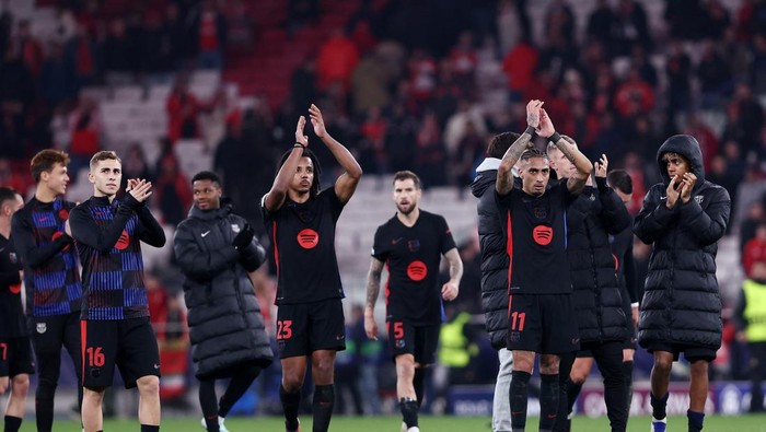 Soccer Football - Champions League - Round of 16 - First Leg - Benfica v FC Barcelona - Estadio da Luz, Lisbon, Portugal - March 5, 2025 FC Barcelonas Raphinha, Jules Kounde and teammates applaud fans after the match REUTERS/Rodrigo Antunes