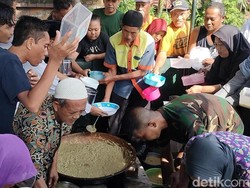 Bubur Suro Sunan Bonang di Tuban Selalu Diserbu Warga Saat Ramadan