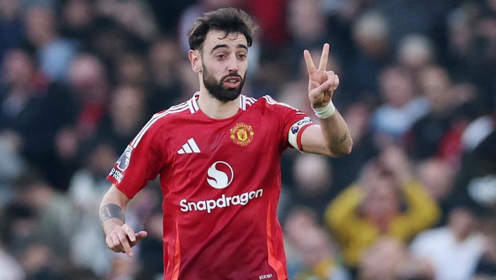 Soccer Football - Premier League - Manchester United v Arsenal - Old Trafford, Manchester, Britain - March 9, 2025 Manchester Uniteds Bruno Fernandes celebrates scoring their first goal REUTERS/Phil Noble EDITORIAL USE ONLY. NO USE WITH UNAUTHORIZED AUDIO, VIDEO, DATA, FIXTURE LISTS, CLUB/LEAGUE LOGOS OR LIVE SERVICES. ONLINE IN-MATCH USE LIMITED TO 120 IMAGES, NO VIDEO EMULATION. NO USE IN BETTING, GAMES OR SINGLE CLUB/LEAGUE/PLAYER PUBLICATIONS. PLEASE CONTACT YOUR ACCOUNT REPRESENTATIVE FOR FURTHER DETAILS..
