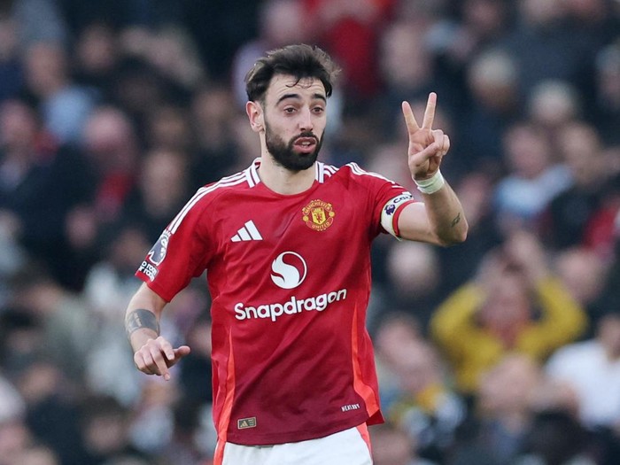 Soccer Football - Premier League - Manchester United v Arsenal - Old Trafford, Manchester, Britain - March 9, 2025 Manchester United's Bruno Fernandes celebrates scoring their first goal REUTERS/Phil Noble EDITORIAL USE ONLY. NO USE WITH UNAUTHORIZED AUDIO, VIDEO, DATA, FIXTURE LISTS, CLUB/LEAGUE LOGOS OR 'LIVE' SERVICES. ONLINE IN-MATCH USE LIMITED TO 120 IMAGES, NO VIDEO EMULATION. NO USE IN BETTING, GAMES OR SINGLE CLUB/LEAGUE/PLAYER PUBLICATIONS. PLEASE CONTACT YOUR ACCOUNT REPRESENTATIVE FOR FURTHER DETAILS..