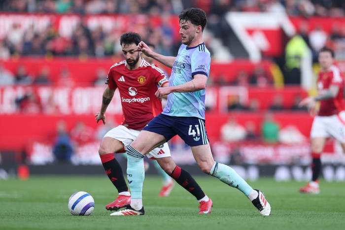 MANCHESTER, ENGLAND - MARCH 09: Declan Rice of Arsenal battles for possession with Bruno Fernandes of Manchester United during the Premier League match between Manchester United FC and Arsenal FC at Old Trafford on March 09, 2025 in Manchester, England. (Photo by Alex Livesey - Danehouse/Getty Images)