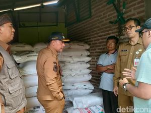 Bupati Probolinggo dan Panja Pupuk DPRD Sidak Kios Pupuk di Krejengan Bupati Probolinggo dan Panja Pupuk DPRD Sidak Kios Pupuk di Krejengan