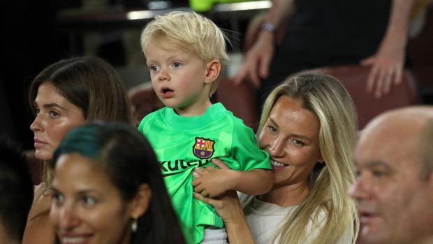 Daniela, the wife of Marc Andre ter Stegen, with her son, during the match between FC Barcelona and Pumas UNAM, corresponding to the Joan Gamper tropphy, played at the Spotify Camp Nou, in Barcelona, on 07th August 2022. -- (Photo by Urbanandsport/NurPhoto via Getty Images)