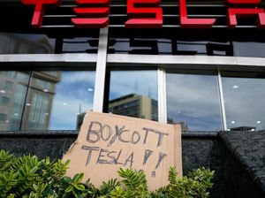 Protes Elon Musk, Dealer Tesla Dikepung dan Dirusak Demonstran