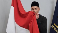 Dean James mencium bendera Indonesia. (Foto: Instagram @PSSI)