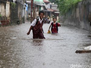 Diguyur Hujan Deras, Jalanan di Pamulang Tangsel Banjir