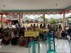 Fakta Emak-emak Tagih Uang Tabungan Lebaran Miliaran Rupiah ke Koperasi Desa