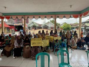Fakta Emak-emak Tagih Uang Tabungan Lebaran Miliaran Rupiah ke Koperasi Desa Fakta Emak-emak Tagih Uang Tabungan Lebaran Miliaran Rupiah ke Koperasi Desa