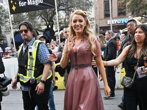 Foto: Blake Lively Berpose di Karpet Merah, Diprotes Pendukung Justin Baldoni