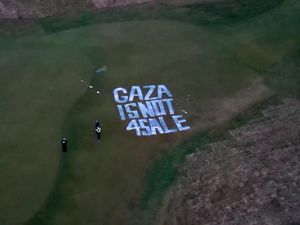 Video Vandalisme di Resor Golf Trump: Ditulisi Gaza Tidak untuk Dijual Video Vandalisme di Resor Golf Trump: Ditulisi Gaza Tidak untuk Dijual