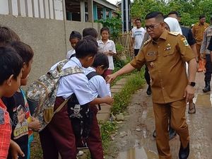 Andra Soni Hapus Anggaran Perjalanan Luar Negeri untuk Bangun Jalan Andra Soni Hapus Anggaran Perjalanan Luar Negeri untuk Bangun Jalan