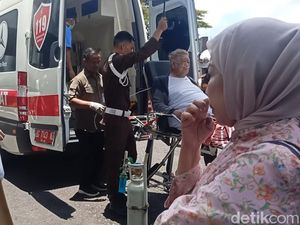 Video: Pakai Selang di Hidung, Tersangka Korupsi di Palembang Dijemput Paksa Video: Pakai Selang di Hidung, Tersangka Korupsi di Palembang Dijemput Paksa