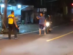 Video: Aksi Heroik Warga Tabrakkan Motor ke Pria Mabuk Penodong Golok