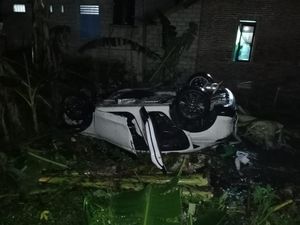 Honda HR-V Tertabrak KA Singasari di Blitar, 1 Orang Tewas Honda HR-V Tertabrak KA Singasari di Blitar, 1 Orang Tewas