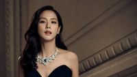 5 Pesona Jisoo BLACKPINK Pakai Kalung Mewah Berhias Safir 26 Karat