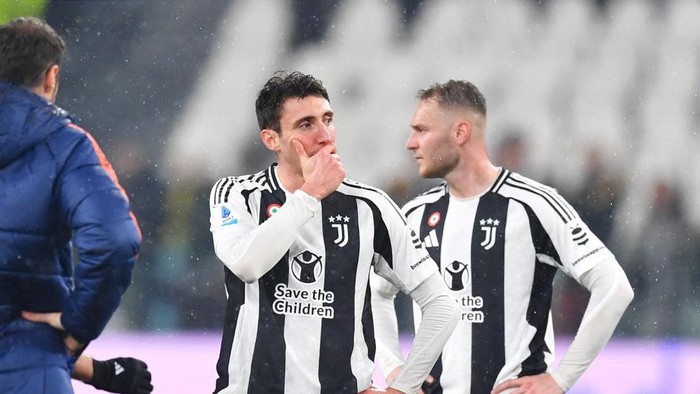TURIN, ITALY - MARCH 09: Andrea Cambiaso and Teun Koopmeiners of Juventus look dejected after the teams defeat in the Serie A match between Juventus and Atalanta at the Allianz Stadium on March 09, 2025 in Turin, Italy. (Photo by Valerio Pennicino/Getty Images)