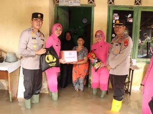 Kapolres Banyuasin Bantu Evakuasi Korban Banjir dan Bagikan Sembako