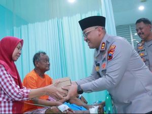 Kapolres Klaten Bagi Takjil dan Beri Motivasi ke Pasien RSST Kapolres Klaten Bagi Takjil dan Beri Motivasi ke Pasien RSST
