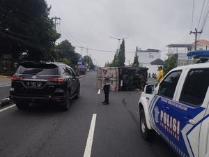 Mobil Boks Terguling di Jalan Padjajaran Maguwoharjo Sleman Mobil Boks Terguling di Jalan Padjajaran Maguwoharjo Sleman