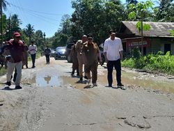 Warga Keluhkan Jalan Rusak di Gunungsitoli, Bobby Janji Perbaiki Tahun Ini