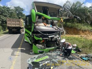 Bus VS Tronton di Jalintim Muaro Jambi, 8 Orang Luka-luka