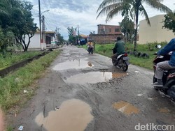 Warga Kampung Serang Palembang Keluhkan Jalan Rusak dan Berlubang