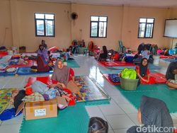 Cerita Pengungsi Banjir Dayeuhkolot, Kedinginan-Andalkan Mi Instan
