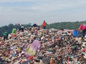 Nekat Mencari Rongsokan di Bawah Ancaman Longsor Sampah TPA Sarimukti Nekat Mencari Rongsokan di Bawah Ancaman Longsor Sampah TPA Sarimukti