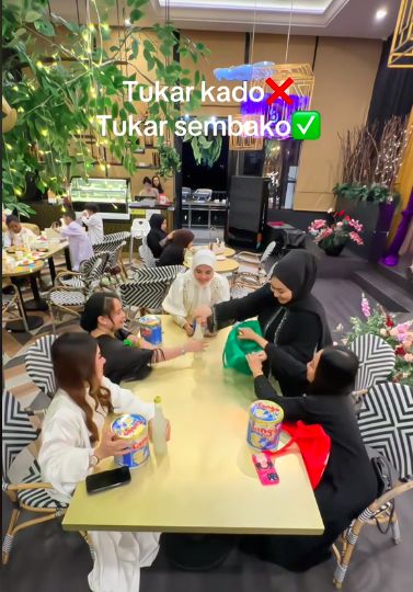 Lagi Ngetren! Bertukar Bingkisan Makanan saat Buka Bersama Teman