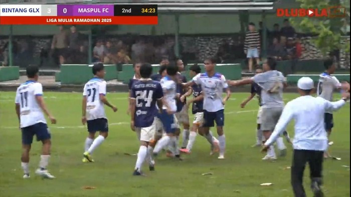 Liga MULIA Ramadhan Turnamen sepakbola Liga MULIA Ramadhan 2025 di Makassar, Sulawesi Selatan (Sulsel) diwarnai kericuhan. Pemain saling pukul di penghujung laga babak kedua.