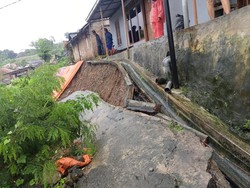 Diguyur Hujan Disertai Angin, Sejumlah Wilayah di Semarang Banjir-Longsor