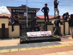Demo Kasus Kematian Feni Ere, Massa Bawa Keranda Mayat ke Polres Palopo