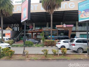 Pengakuan Penjaga Toko: Mal Mega Bekasi Masih Penuh Lumpur Semata Kaki