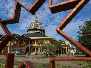 Melihat Masjid dengan Kubah Unik di Aceh