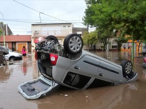 Mobil-mobil Jadi Korban Dahsyatnya Banjir di Argentina