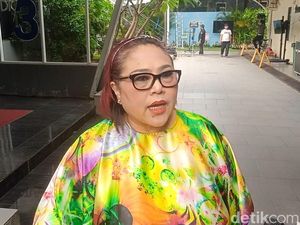 Nunung Ungkap Alasan 5 Tahun Tak Pernah Ziarah ke Makam Ibu Nunung Ungkap Alasan 5 Tahun Tak Pernah Ziarah ke Makam Ibu